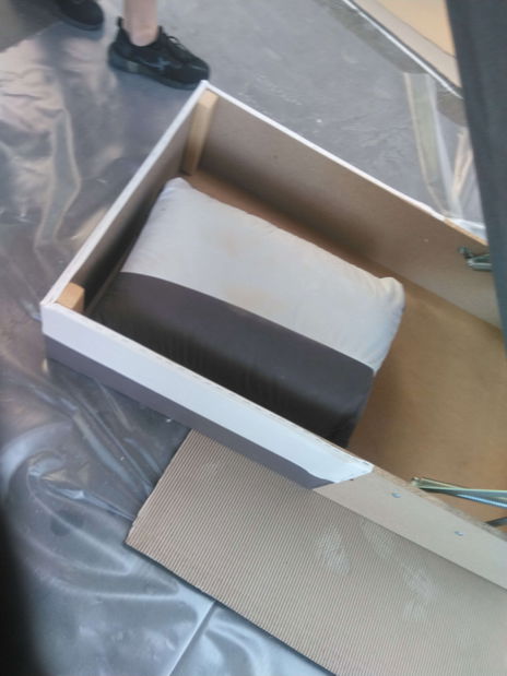 Rohová sedačka Hasina (sivá + čierna) (s poličkou a taburetkou) (s bonell pružinami) (P) *bazár