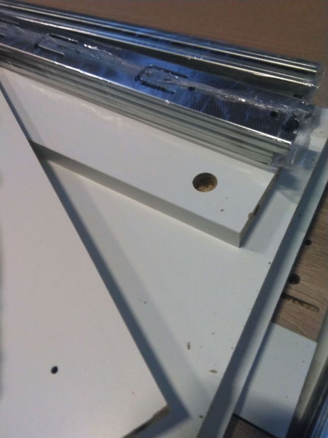 Komód Crueldad (fehér + sonoma tölgy) *bazár