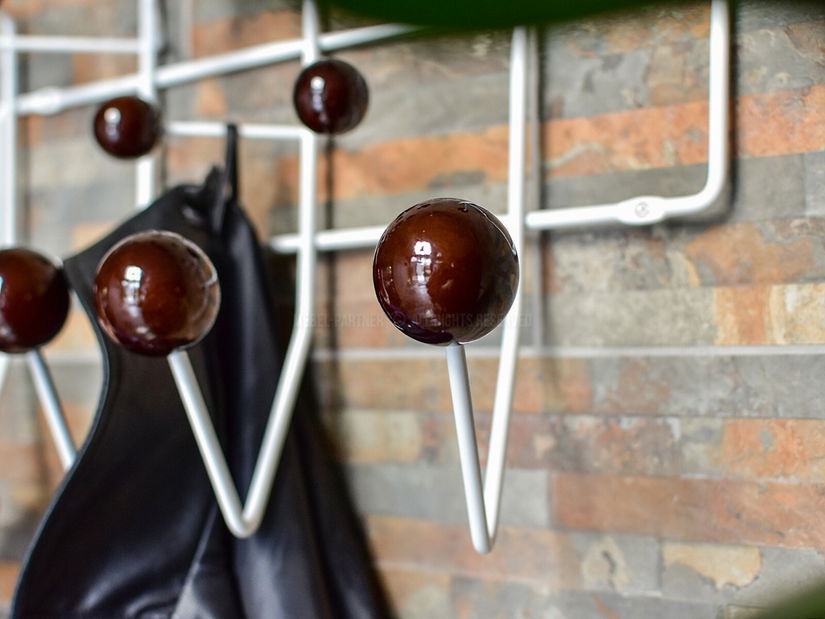 Vešiak Biur (orech + biela)