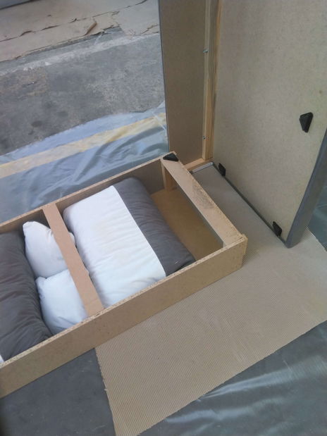 Rohová sedačka Hasina (sivá + čierna) (s poličkou a taburetkou) (s bonell pružinami) (P) *bazár