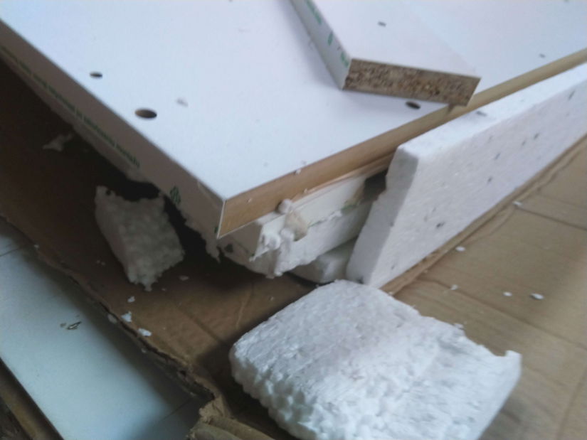 Závesná TV skrinka s krbom Kedy 200 (biela + lesk biely + lesk čierny) *bazár