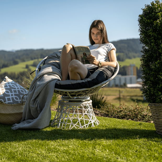 Fotoliu rotativ cu pernă Frage BIG (alb + negru)