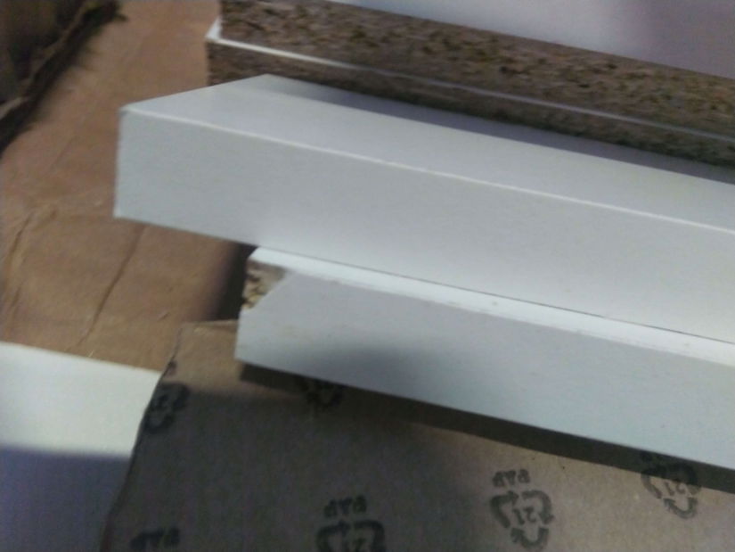 Komód Crueldad (fehér + sonoma tölgy) *bazár