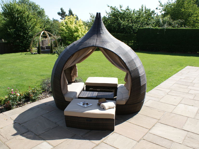 Záhradné lehátko Exterio Peach Daybed brown (umelý ratan) (s príručným stolíkom)