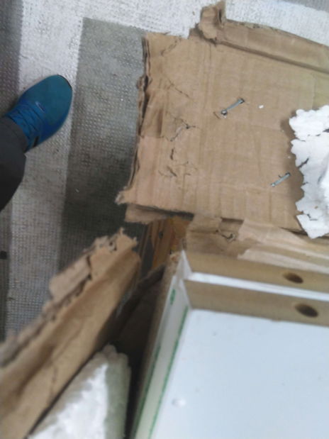 Závesná TV skrinka s krbom Kedy 200 (biela + lesk biely + lesk čierny) *bazár