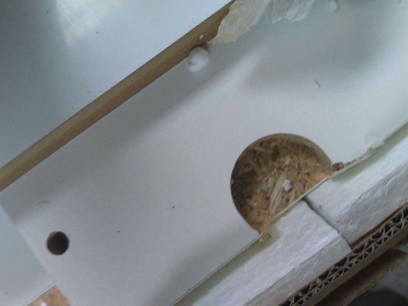 Závesná TV skrinka s krbom Kedy 200 (biela + lesk biely + lesk čierny) *bazár