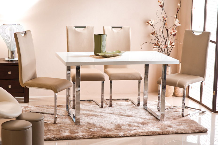 Masă de sufragerie Romsey (arin închis) (pentru 4 persoane)