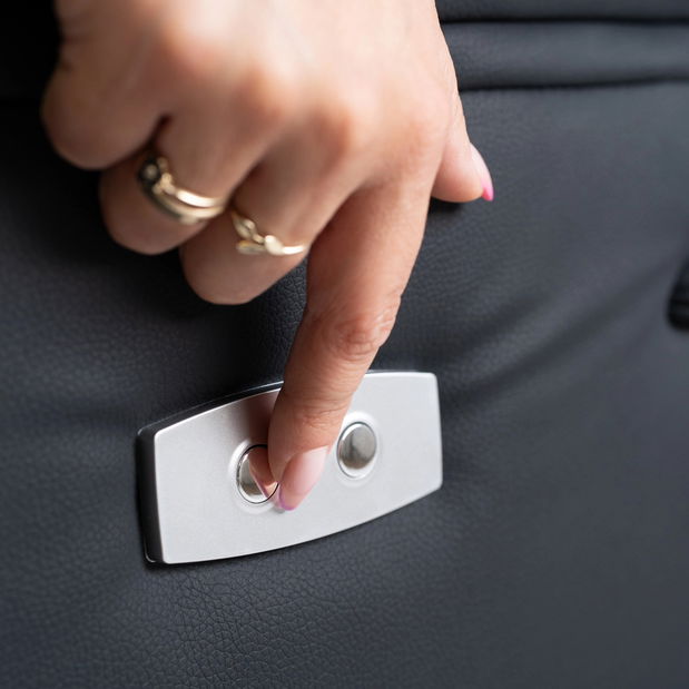 Masažna fotelja Jornaleros (crna ekokoža) 