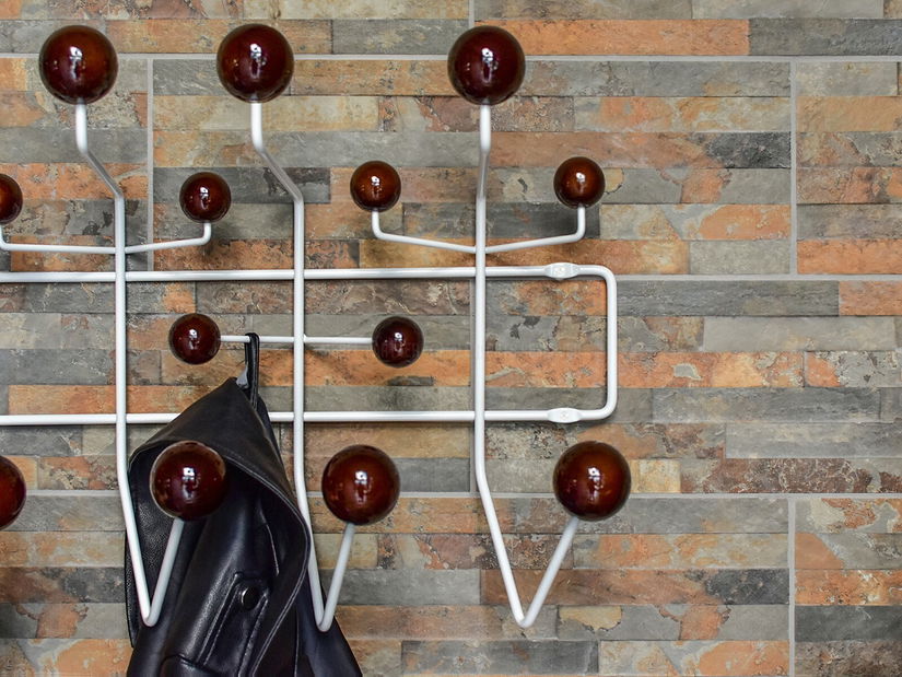 Vešiak Biur (orech + biela)