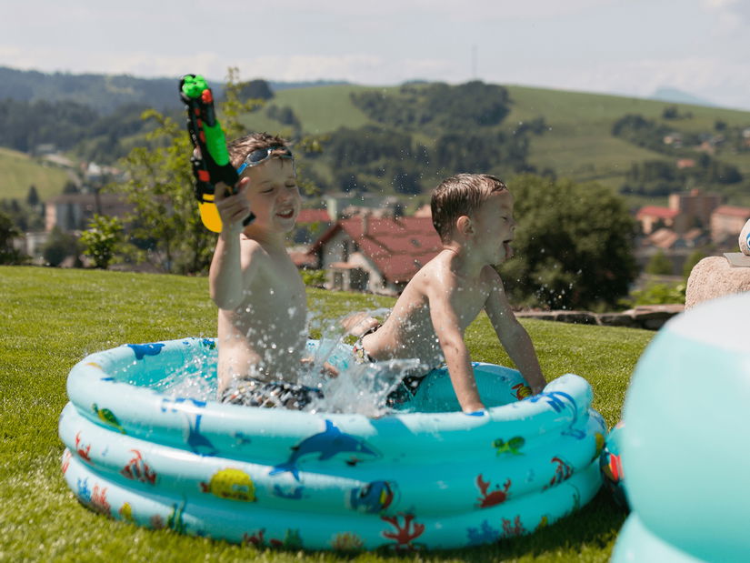 Piscina gonfabilă pentru copii Leah (albastru + model)