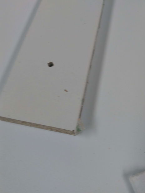 Závesná TV skrinka s krbom Kedy 200 (biela + lesk biely + lesk čierny) *bazár