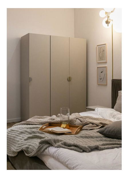 Šatní skříň Moonie VIII (šedobéžová + bílá)