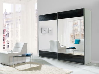 Šatní skříň s posuvnými dveřmi Laurenia (černá) (se zrcadlem)