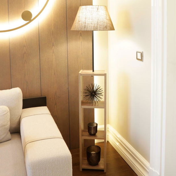 Stojanová lampa s policemi Astaresta 1 (krémová + světlé dřevo)