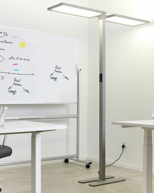 Stojanová lampa Shirlynn (stříbrná)