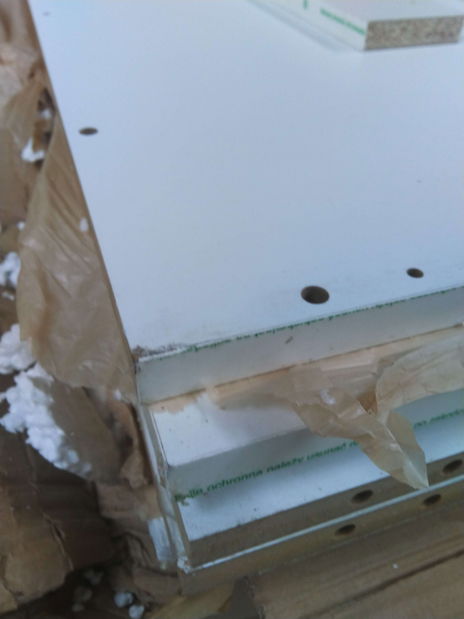 Závěsná TV skříňka s krbem Kdy 200 (bílá + lesk bílý + lesk černý) *bazar