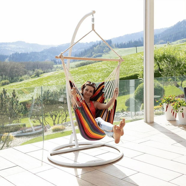 Závěsné houpací křeslo Gilda (bílá + vzor pásek)