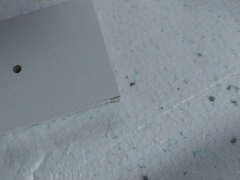 Závěsná TV skříňka s krbem Kdy 200 (bílá + lesk bílý + lesk černý) *bazar