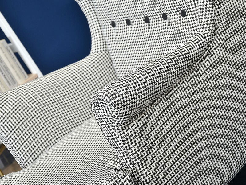 Křeslo ušák Margis (černobílá + ořech)