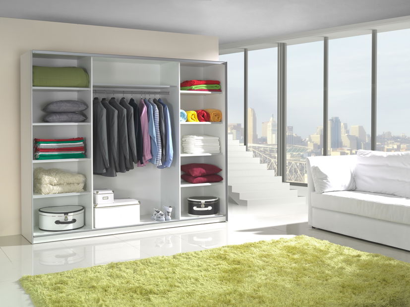 Šatní skříň s posuvnými dveřmi Laurenia (černá) (se zrcadlem)