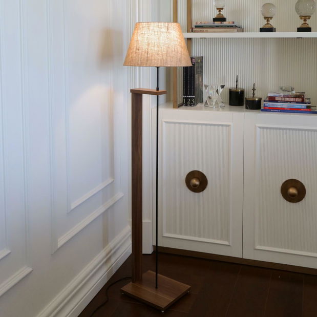 Stojanová lampa Avanasta 1 (krémová + dřevo)