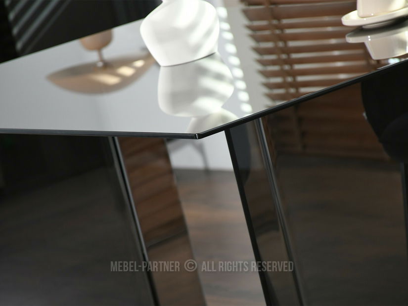 Jídelní stůl Fernandez (kouřové sklo)
