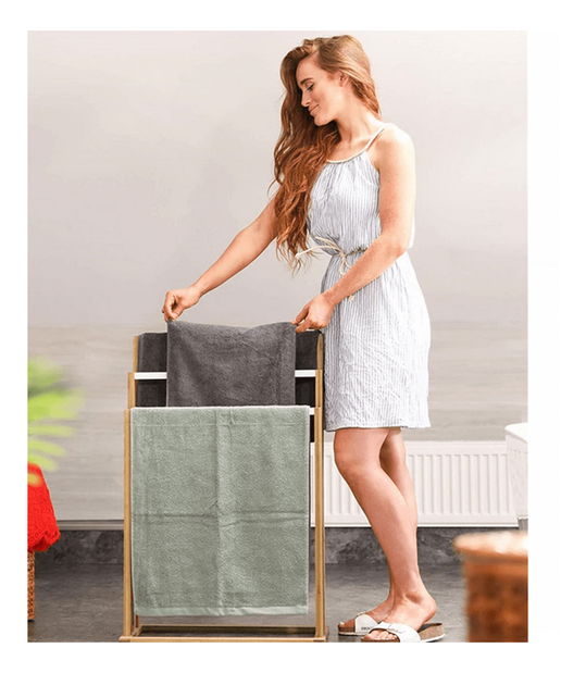 Stojan na ručníky Kelum (bílá + bambus)