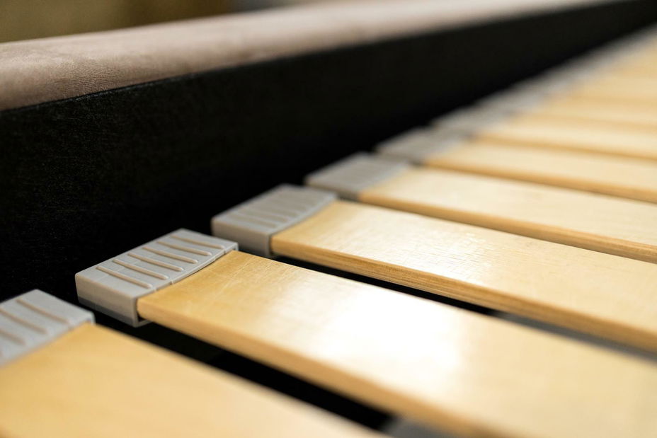 Čalouněná postel 180x200 cm Veggie (měděná)