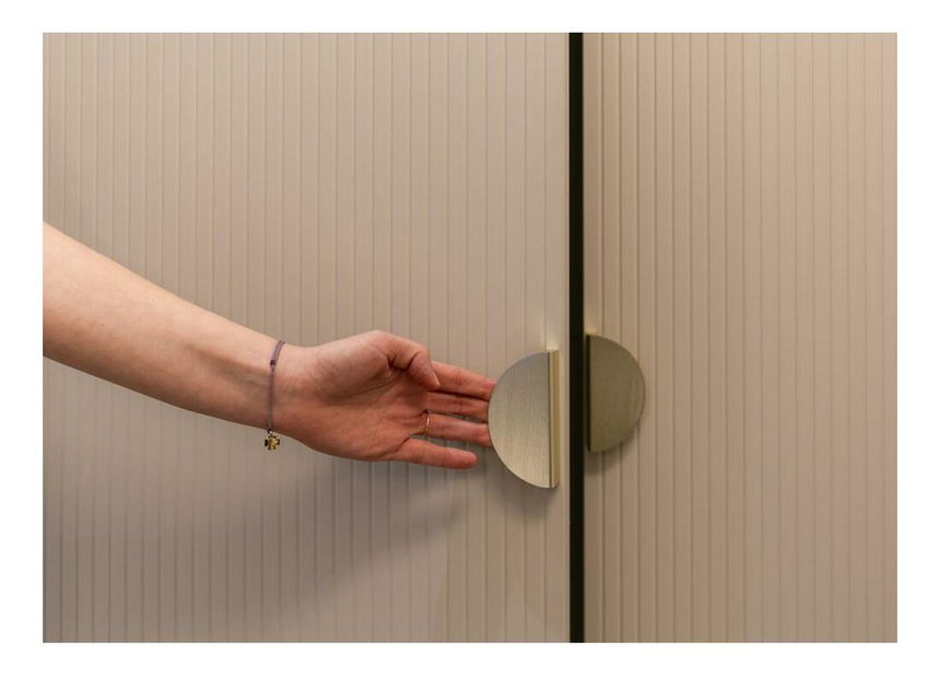 Šatní skříň Moonie VIII (šedobéžová + bílá)